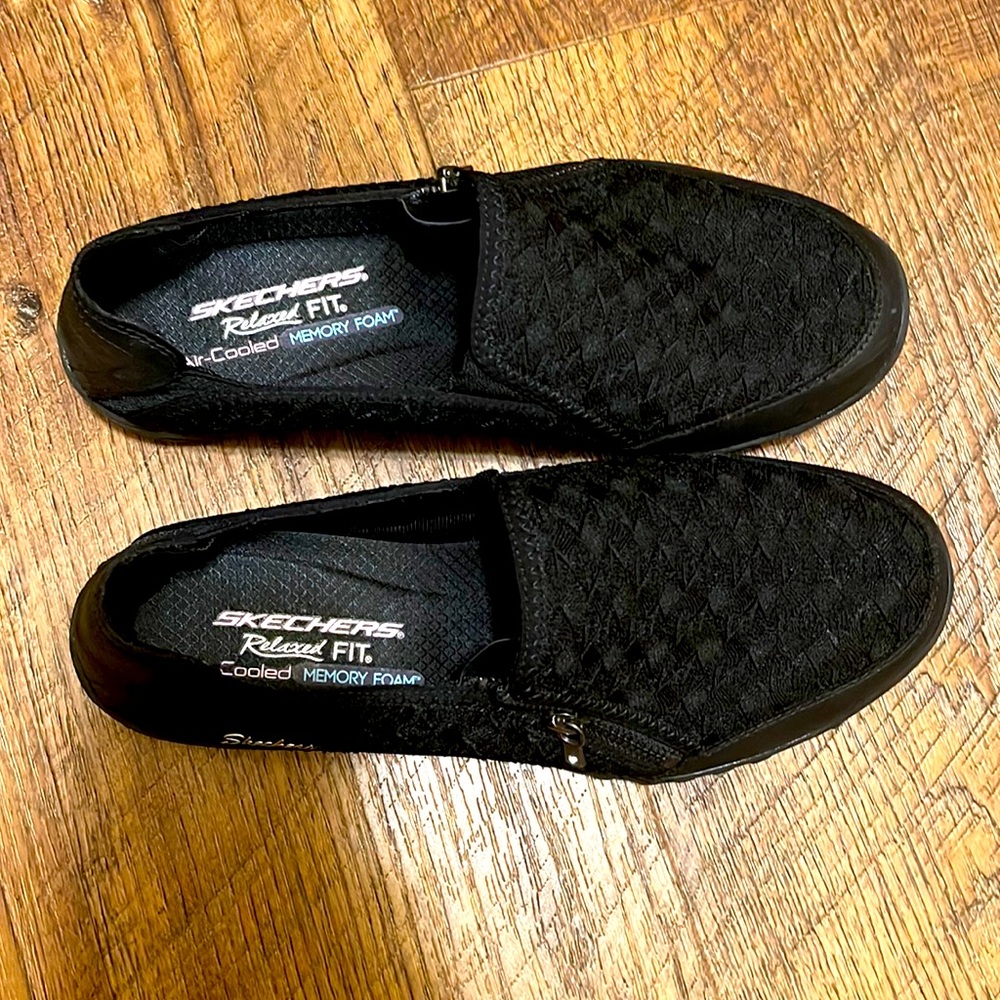 Skechers relaxed fit air cooled memory foam shoes size 8 1/2